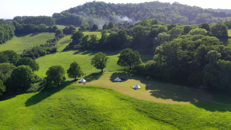 Luftaufnahme-Von-Great-Oaks,-Glamping,-Sonniger-Tag,-Großbritannien,-4k