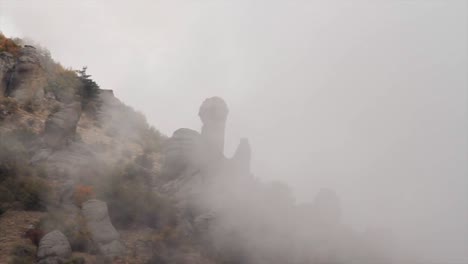 las cimas de las montañas brumosas