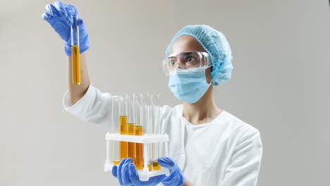 científico que lleva a cabo un experimento con tubos de ensayo