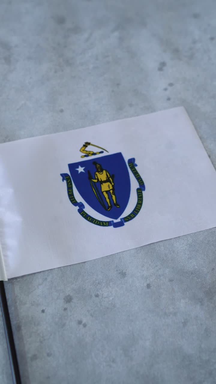 Bandiera dello stato del Massachusetts. Inquadratura verticale