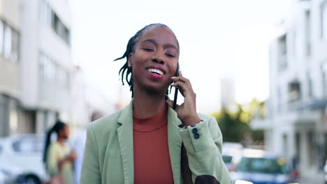 Mujer-Negra,-Negocios-Y-Llamada-Telefónica-Mientras-Camina