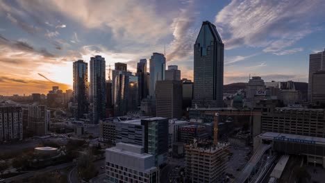 Skyline-Von-Montreal-Bei-Sonnenuntergang:-Ein-Filmischer-Drohnen-Hyperlapse-Einer-Modernen-Nordamerikanischen-Stadt