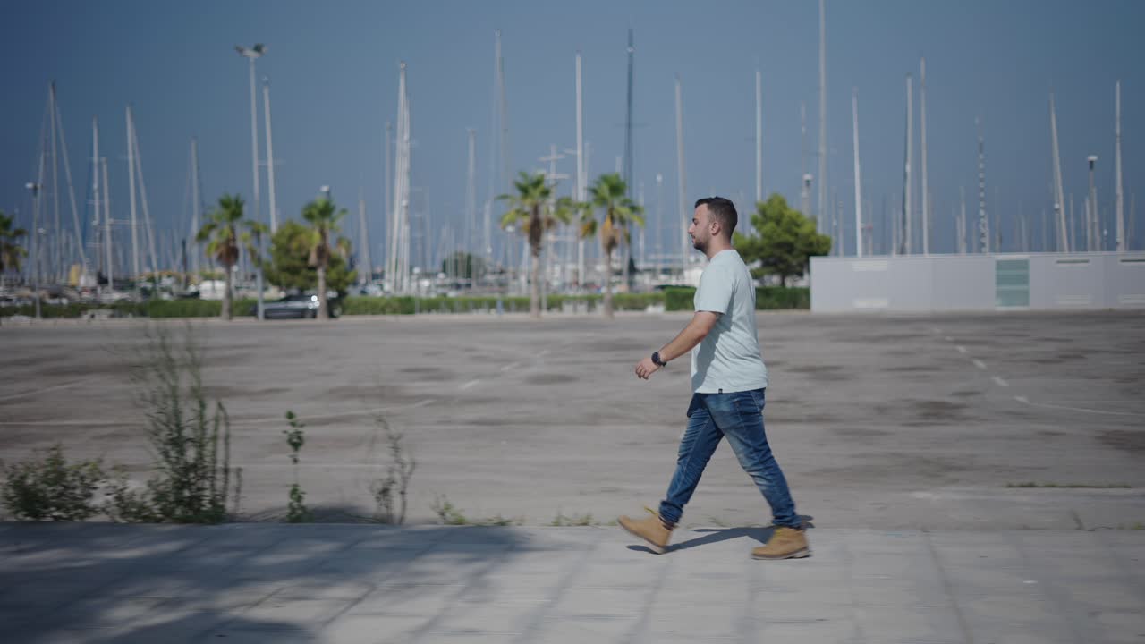 hombre caminando en un parque de la ciudad