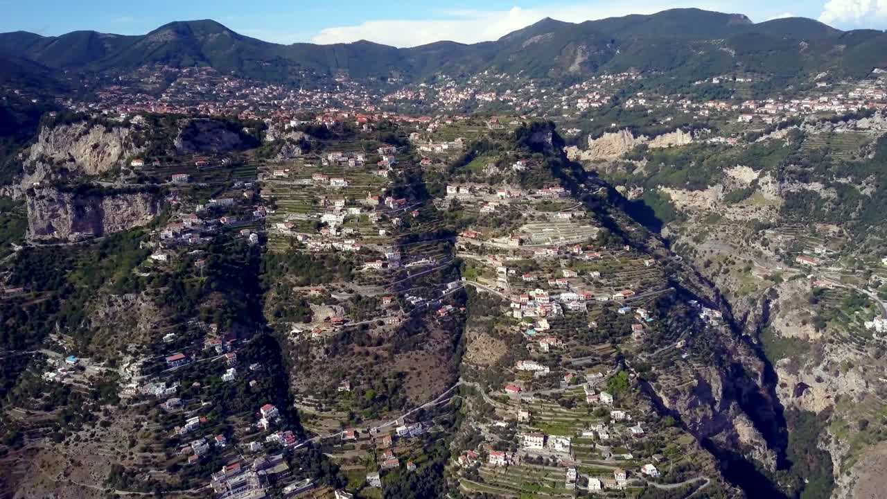terrazas de la costa de amalfi sobre la ciudad de san michele, toma aérea de cerca con drones