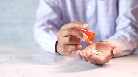 persona que está tomando medicamentos