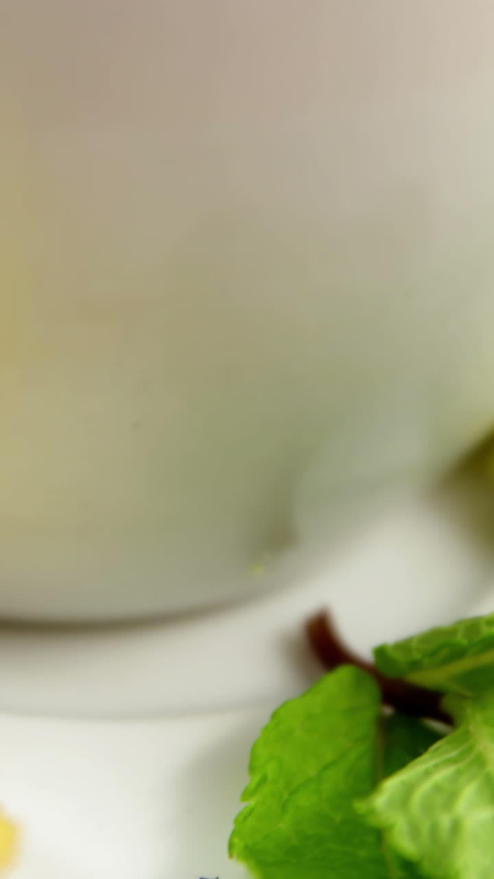 레몬 차 와  ⁇ 어진 생강 과 허브