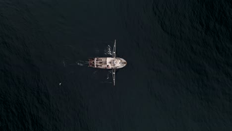 Barco-Pesquero-De-Arrastre-Navegando-En-Aguas-Abiertas-Del-Golfo-De-San-Lorenzo-En-Quebec,-Canadá