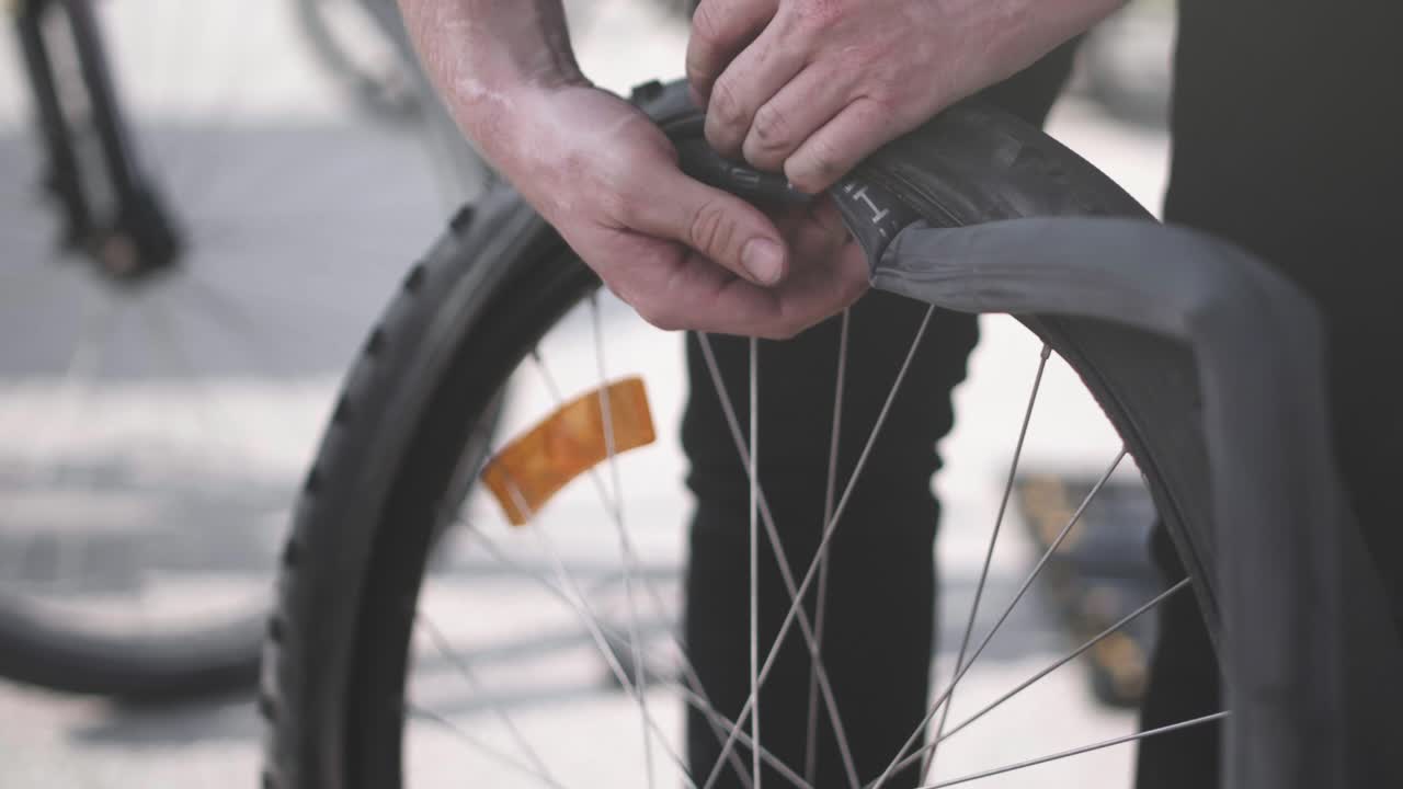 una rueda de bicicleta equipada con un tubo nuevo por un mecánico de bicicletas