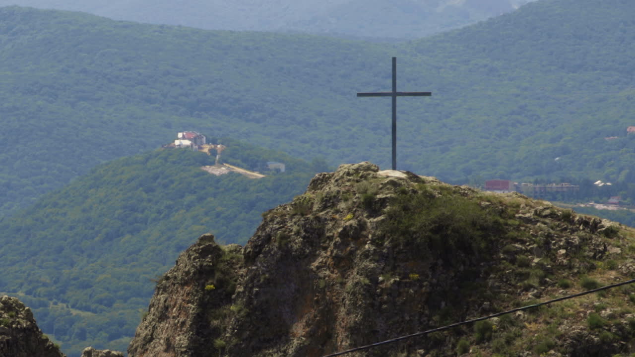 조지아 의 꼭대기 에 나무 십자가 가 있는 울창 한 산 풍경 의 파노라마