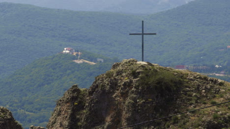 Panorama-Der-üppigen-Berglandschaft-Mit-Holzkreuz-Oben-In-Georgien