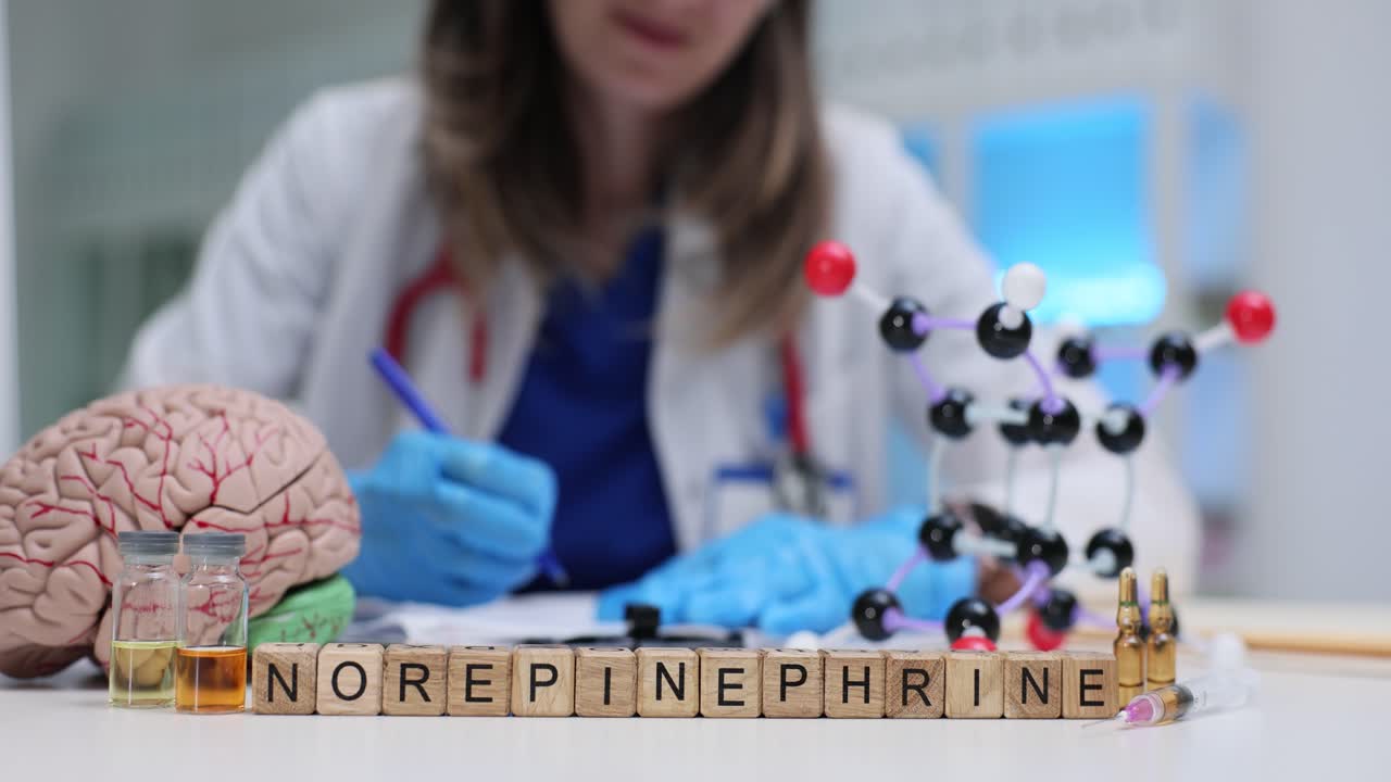 Blocchi con la Parola Noradrenalina con Medico che Scrive in Laboratorio Medico