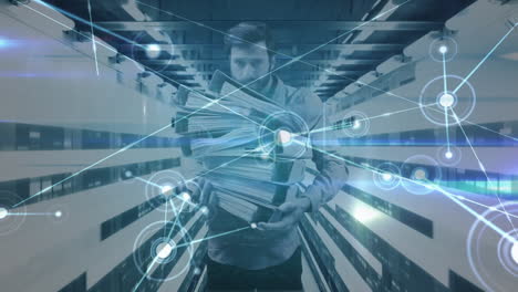 retrato de un hombre sosteniendo archivos de oficina con servidores informáticos en la sala de tecnología