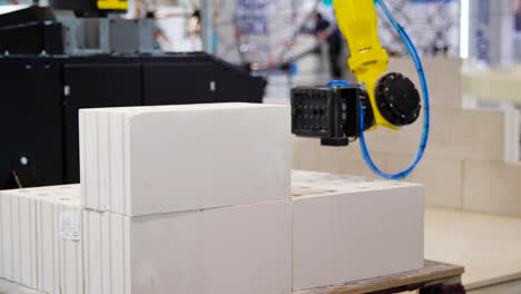 robot arm building with ceramic blocks