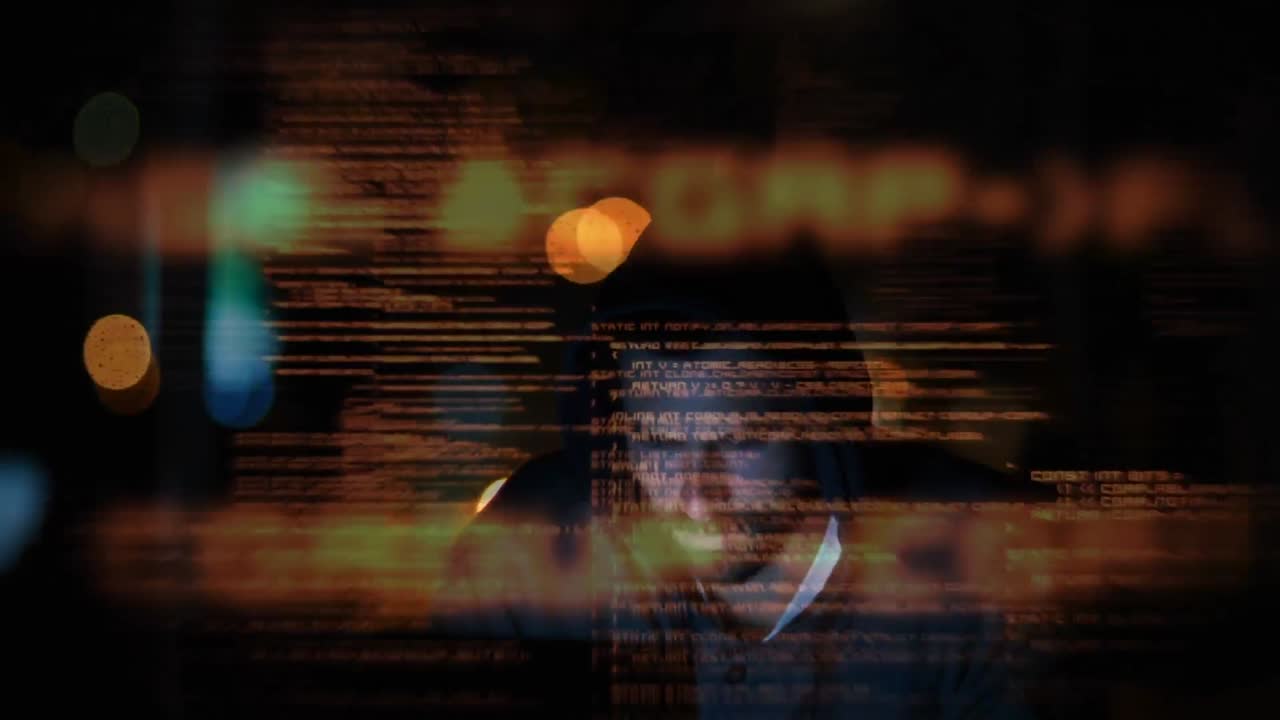 Hacker che utilizza il computer in una stanza buia