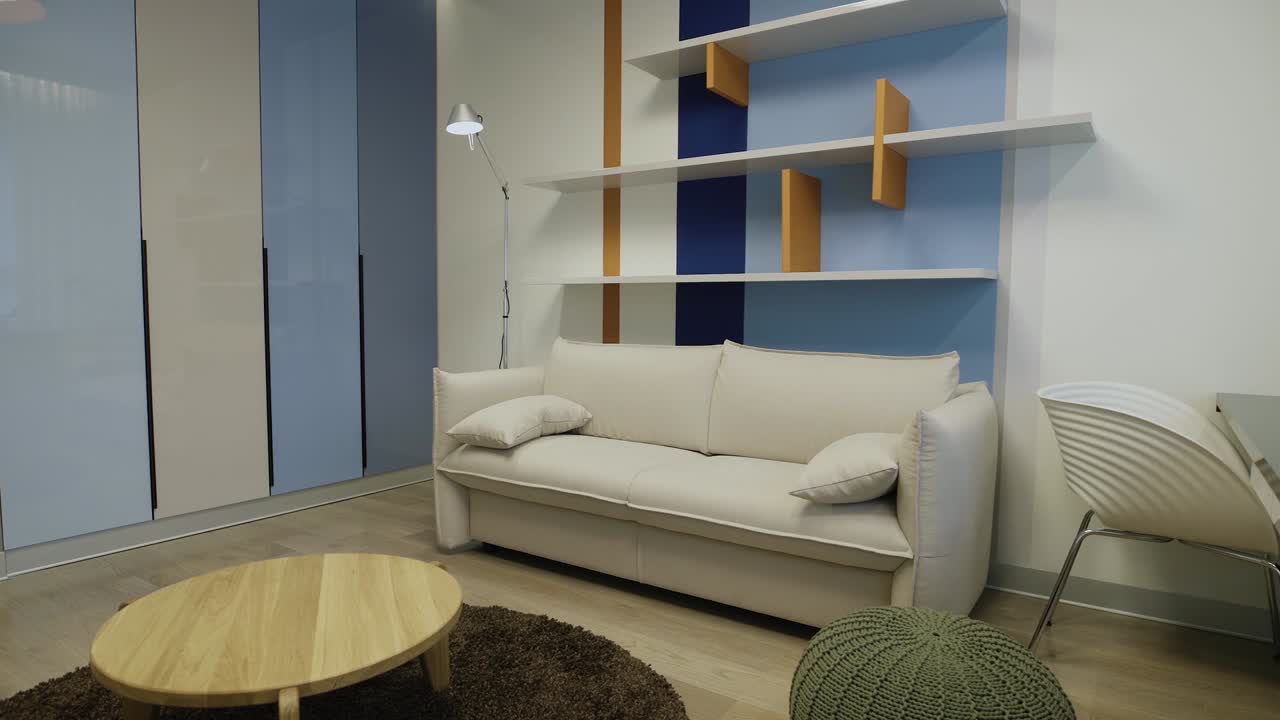 habitación acogedora moderna con estanterías y sofá