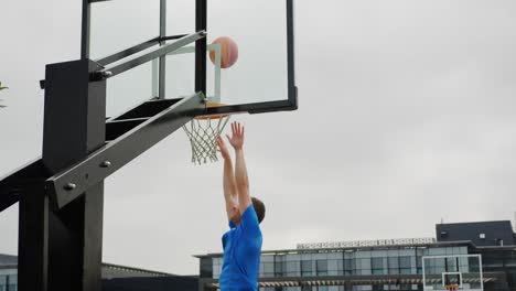 Jugador-De-Baloncesto-Jugando-Baloncesto-4k