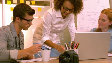 equipo de negocios haciendo una lluvia de ideas juntos