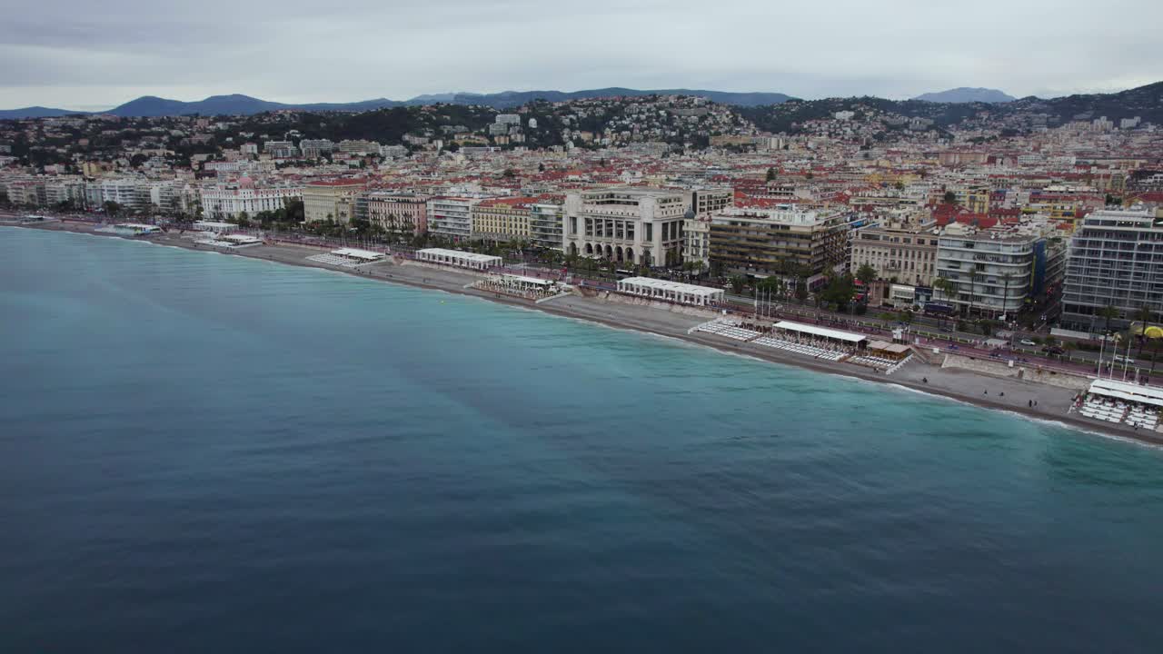 ciudad turística costera de niza, francia en el mar mediterráneo y la costa de la riviera francesa, vista aérea de drones