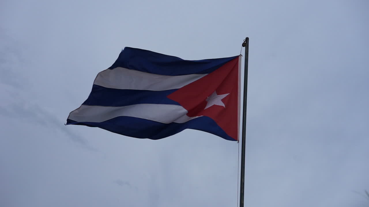 una bandera cubana ondeando en el viento