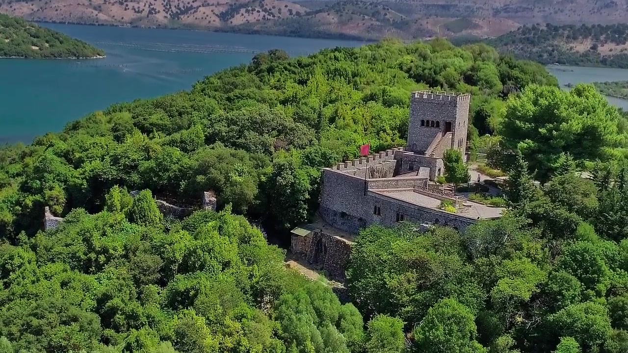 Vista aerea di un castello su una collina verde in Albania