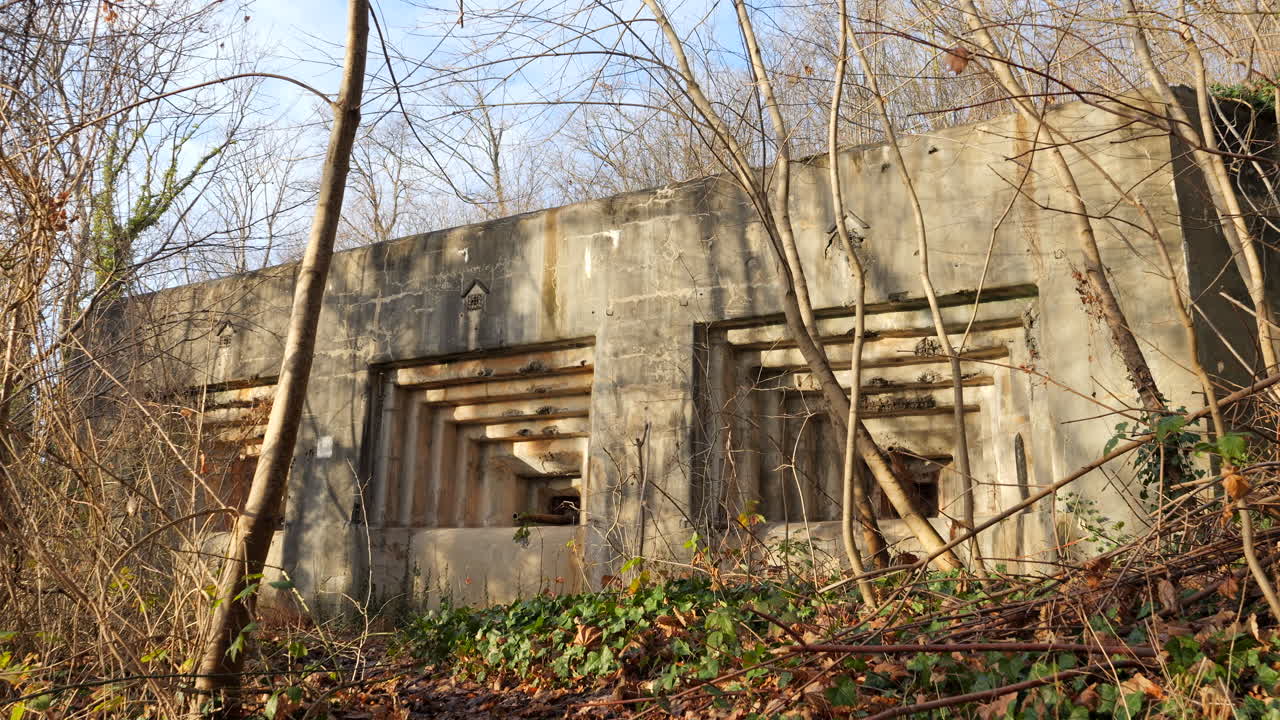 Casamatta della Fortezza di Eben-Emael con feritoie per armi in una soleggiata giornata invernale