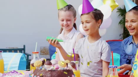 animación de confeti de oro sobre diversos niños felices divirtiéndose en la fiesta