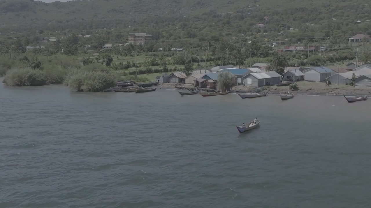 Rekaman orbit drone udara melacak perahu yang merapat setelah memancing di Danau Victoria - Pulau Mfangano
