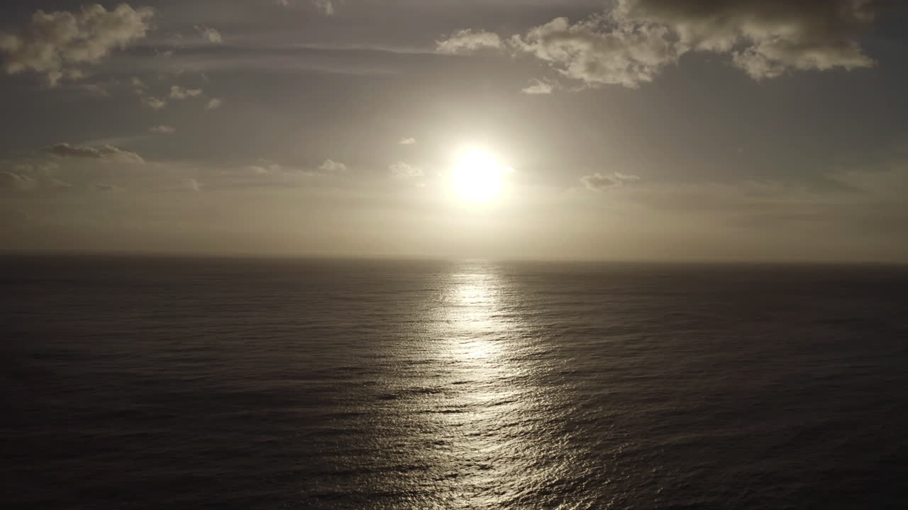 puesta de sol sobre el océano