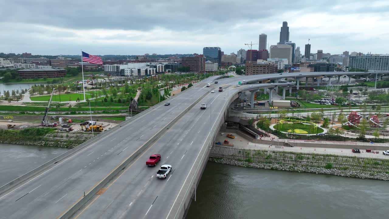 омаха с большим американским флагом