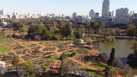 toma aérea en órbita del hermoso parque rosedal con el lago y el horizonte de buenos aires en segundo plano
