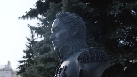 el busto de una figura histórica