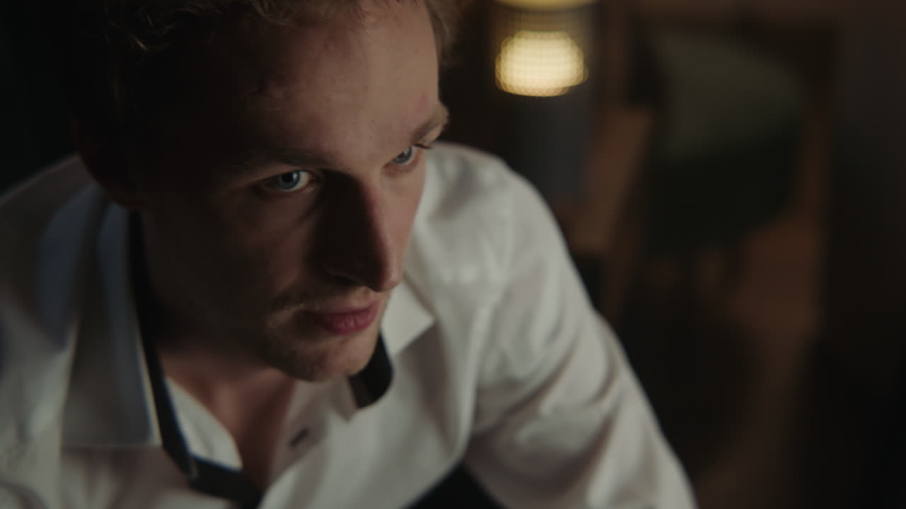 primer plano de un hombre que parece pensativo