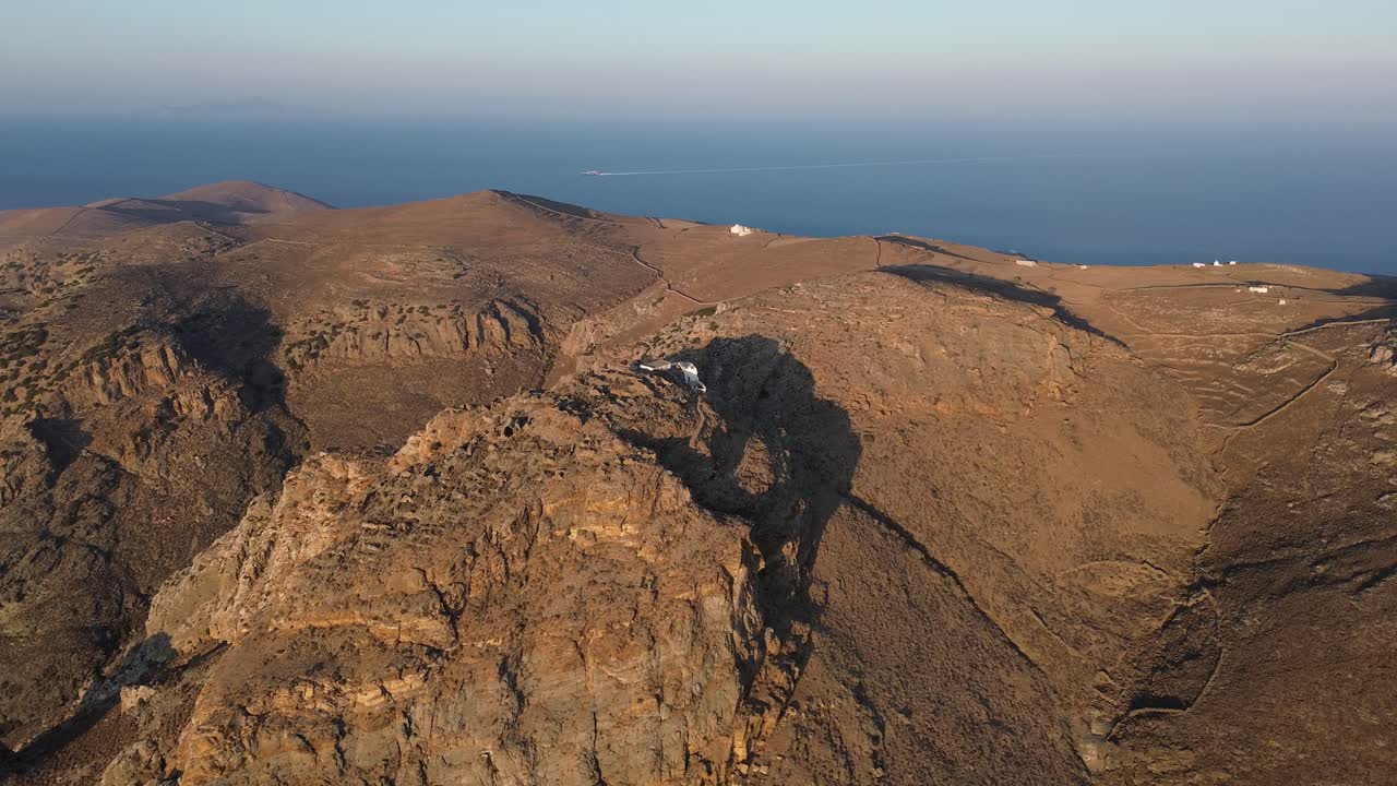 Paesaggio di scogliere aspre in Grecia, Isola di Kythnos