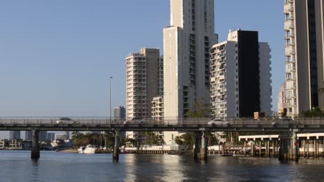 lapso de tiempo del crecimiento urbano a lo largo de un río ocupado
