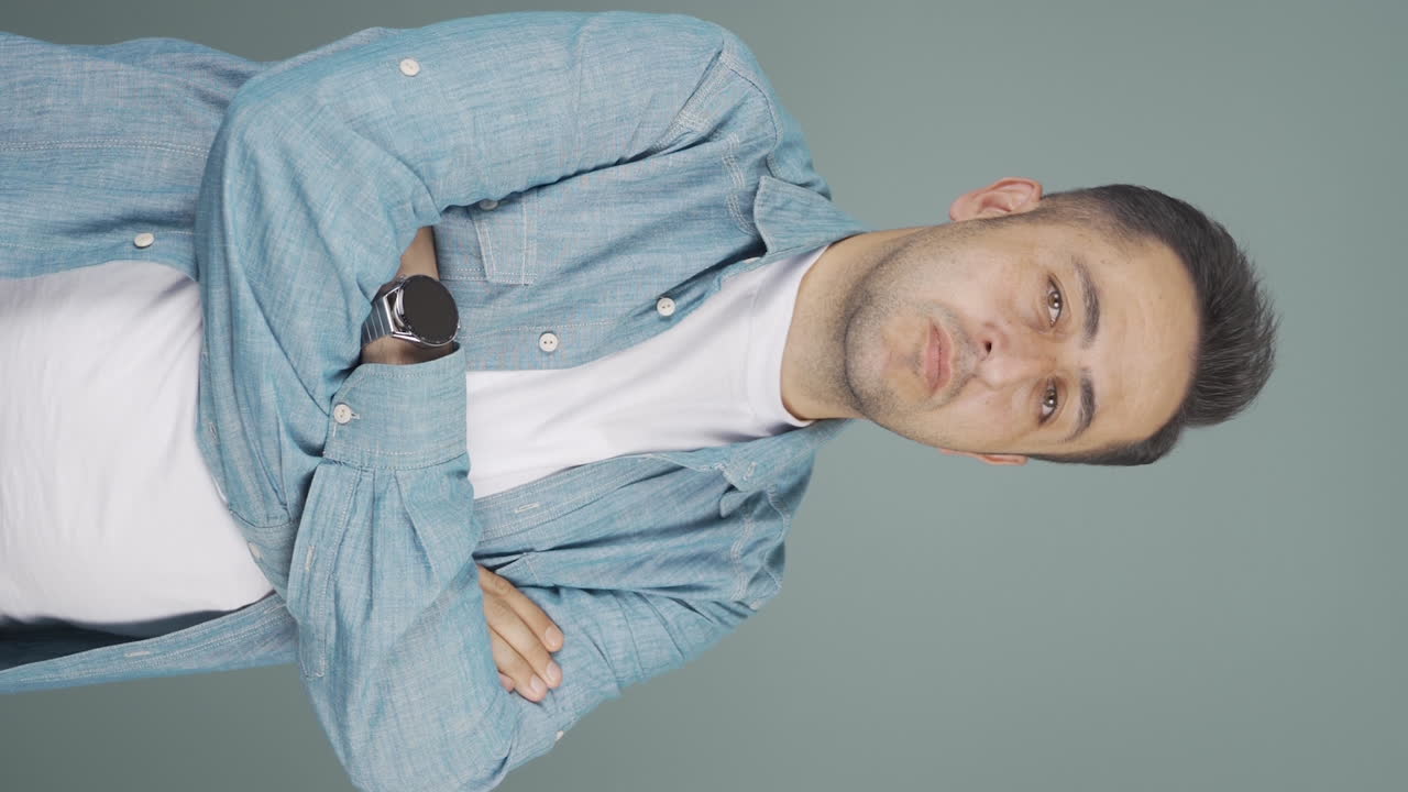 상처받은 사람의 수직 영상입니다.