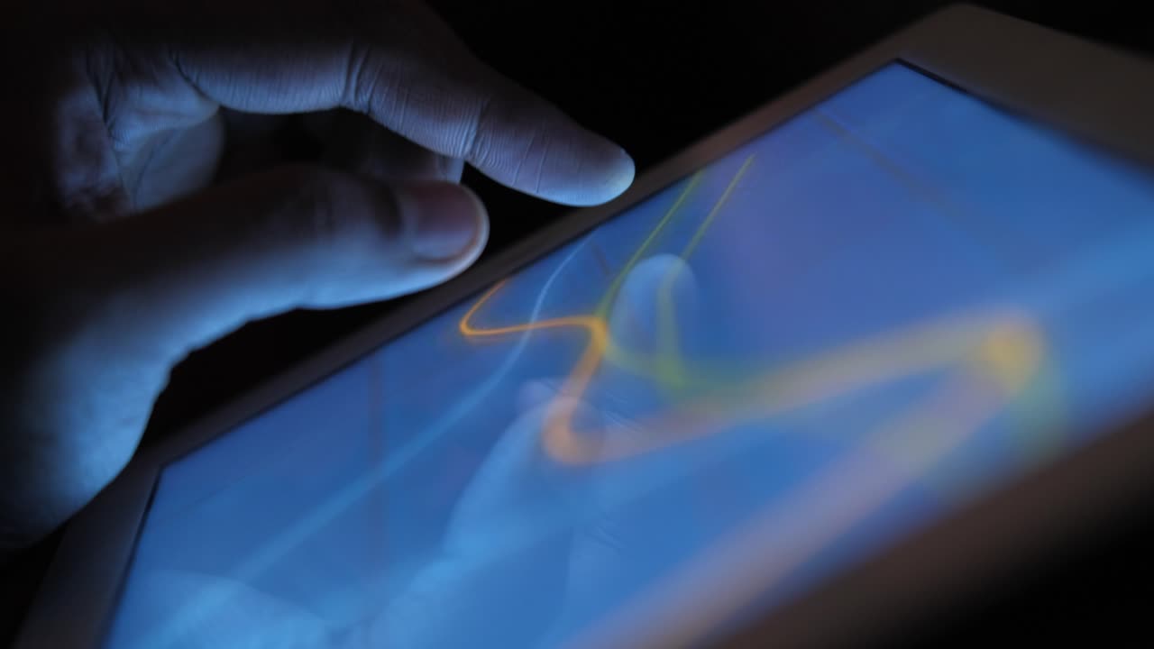 손으로 만지는 태블릿 스크린