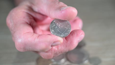 anciano mano retorciendo moneda venezolana llegó a la u