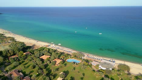 vistas aéreas de una playa en la zona de sardinia villasimius vegetación verde y mar azul turquesa