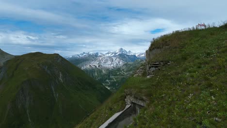 volando hacia la majestuosa cordillera nevada de los alpes suizos en la temporada de verano