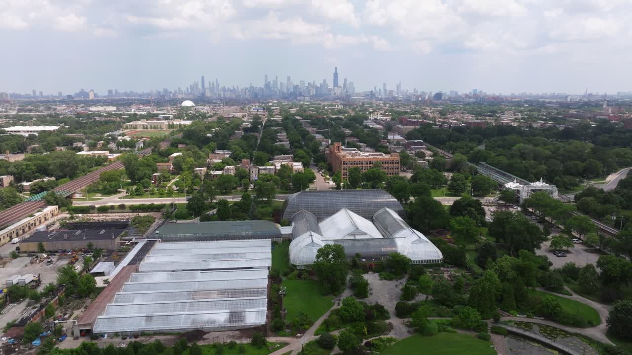 가필드 파크 온실 위에서 공중 크레인이 습니다.