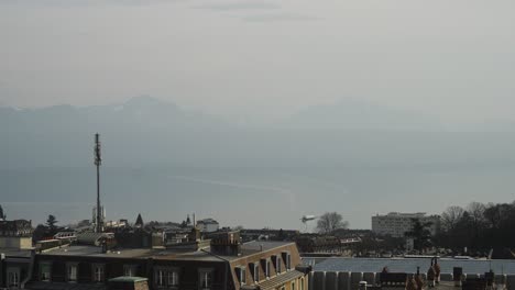 Barco-De-Turismo-En-El-Lago-Lausana-Con-Los-Alpes-En-Segundo-Plano.