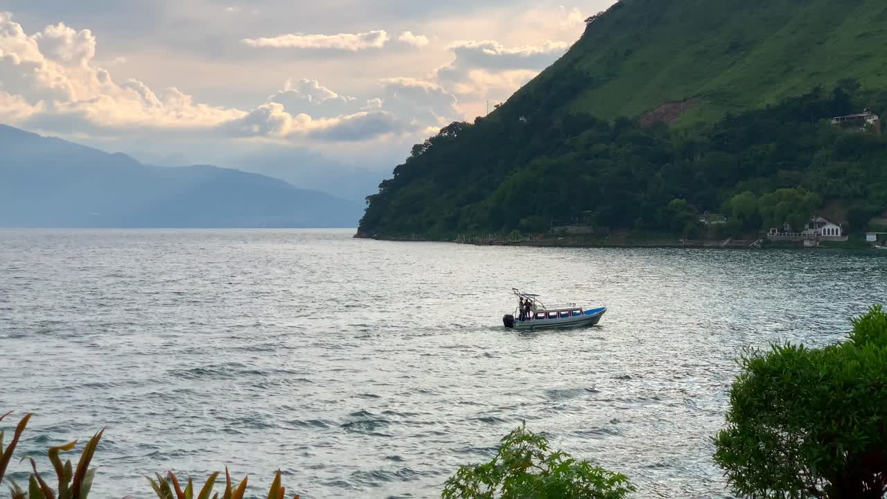 pequeño barco de pasajeros flotando a través del agua del lago en el lago atitlán cerca de santa cruz la laguna guatemala