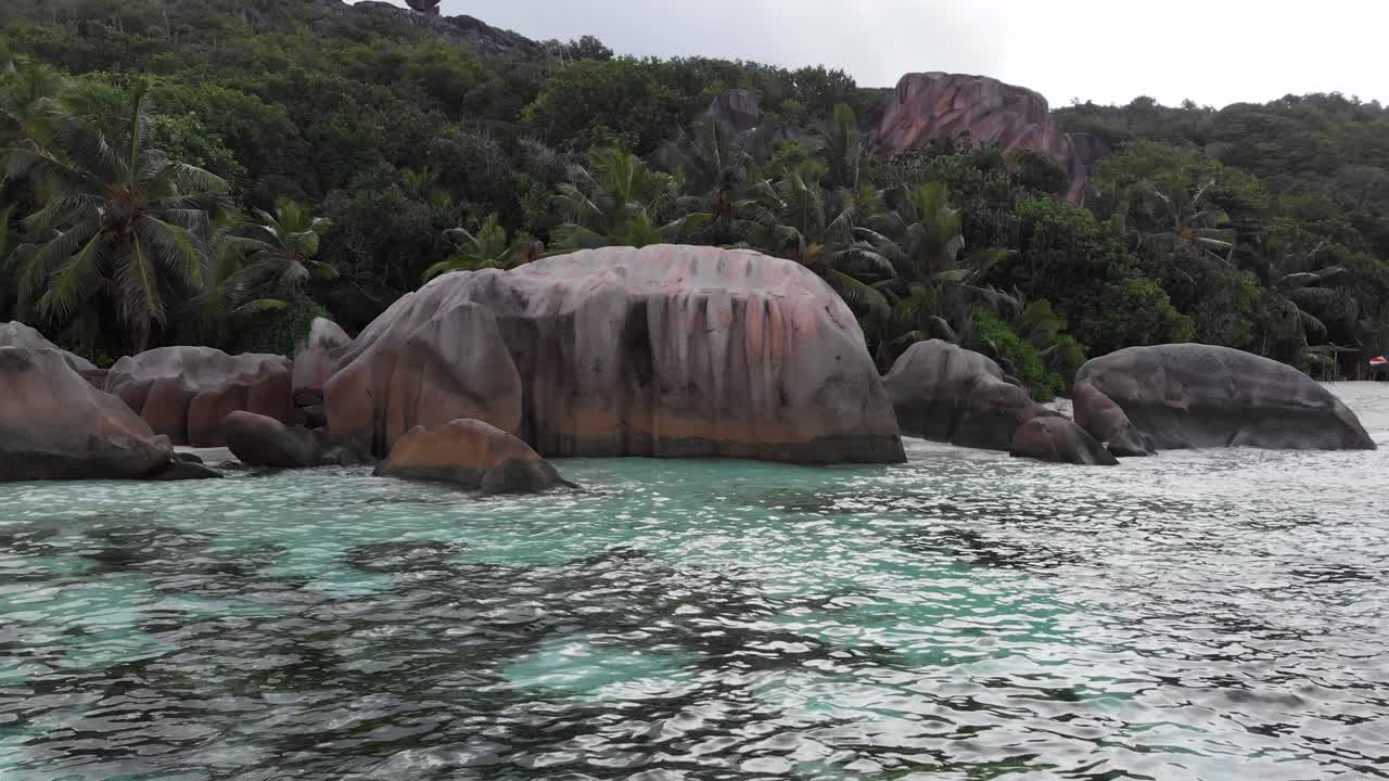 vista aérea de anse source d'argent, la digue, seychelles, filmada en las primeras horas de la mañana sin gente en la playa