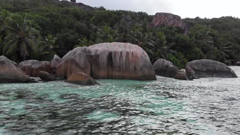 Vista-Aérea-De-Anse-Source-D&#39;argent,-La-Digue,-Seychelles,-Filmada-En-Las-Primeras-Horas-De-La-Mañana-Sin-Gente-En-La-Playa