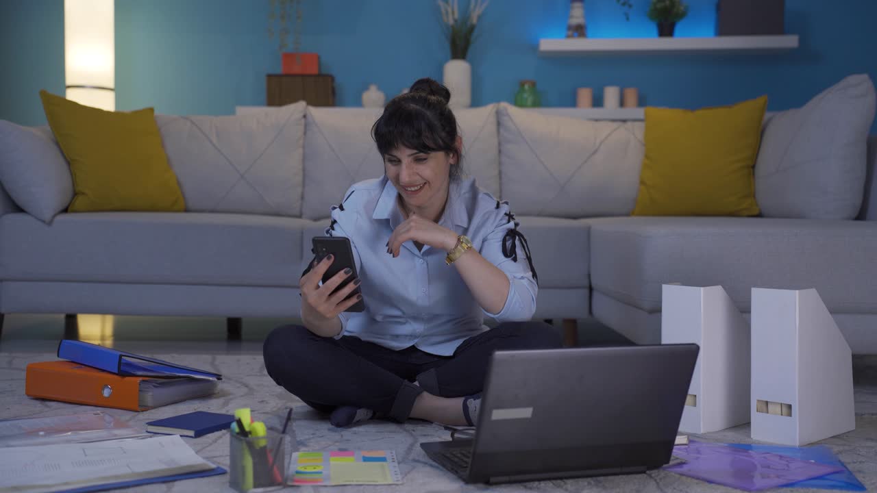 la mujer que trabaja desde casa disfruta de aplicaciones móviles en el teléfono.