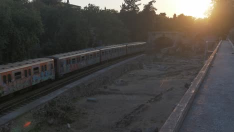 tren de metro en atenas al atardecer