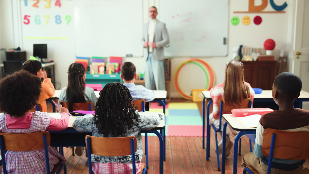 escena del aula con estudiantes y maestros