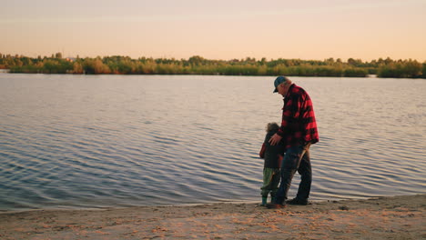 El-Abuelo-Y-El-Niño-Pasan-El-Fin-De-Semana-Juntos-En-La-Naturaleza-Pescando-En-La-Orilla-Del-Lago-O-Río.