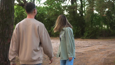 Pareja-Romántica-En-El-Bosque