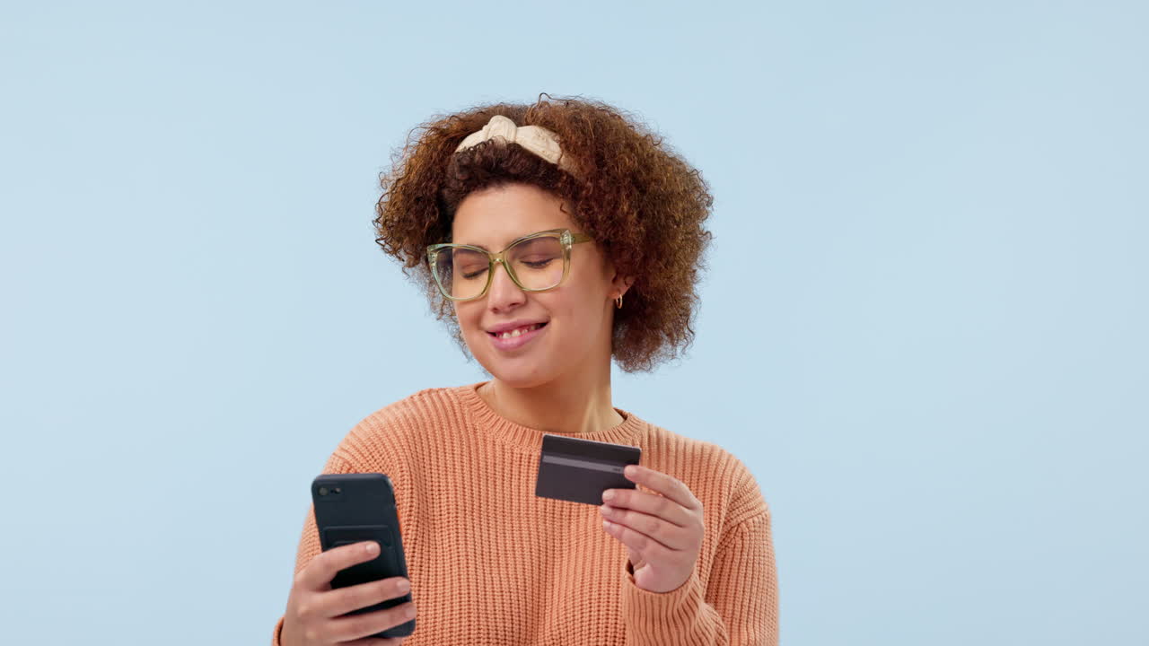 Carta di credito, telefono e donna felice